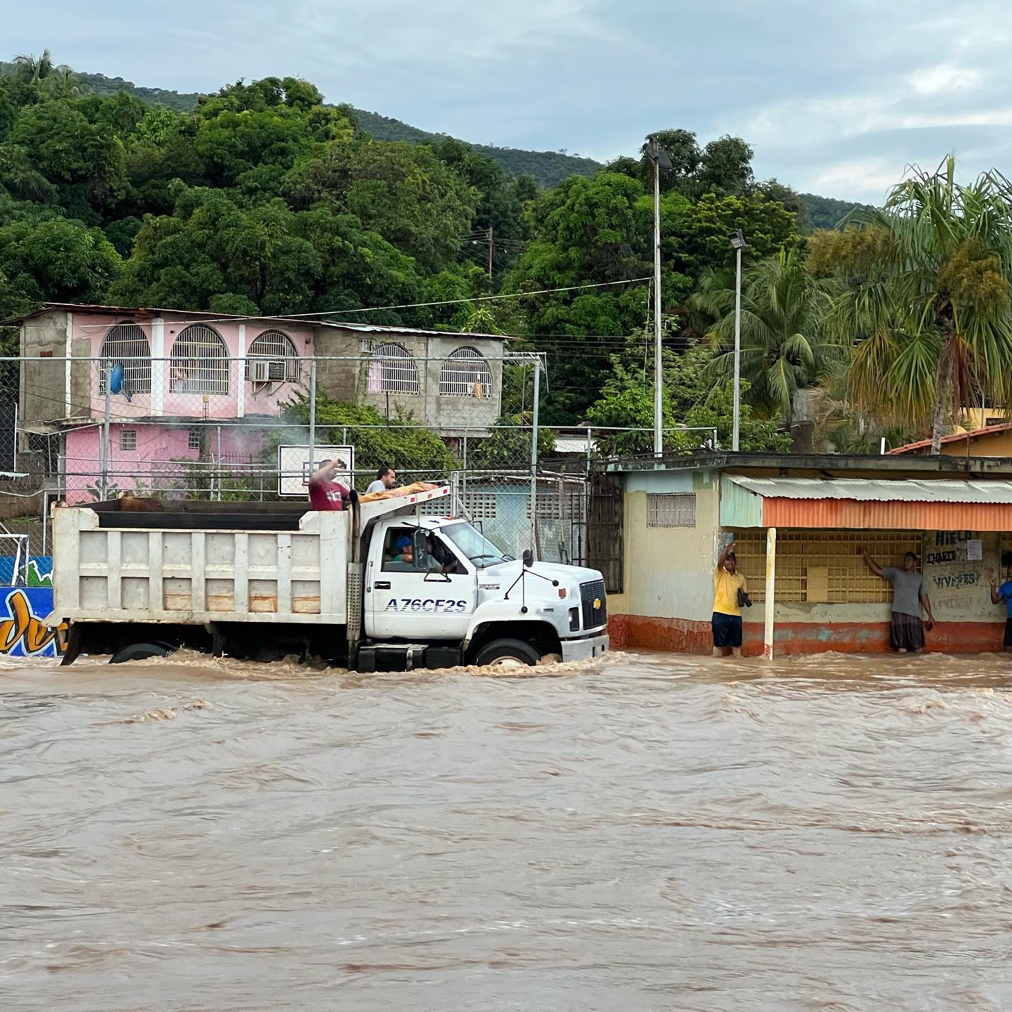 Sucre: Se desborda el río Manzanares en Cumaná y cede carretera en San Juan de las Galdonas