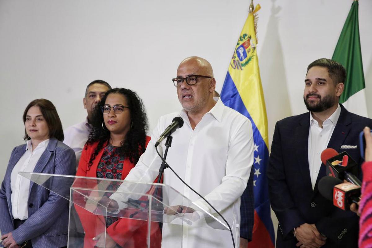 En mesa de diálogo acuerdan descongelar 5.000 millones de dólares, afirma El País