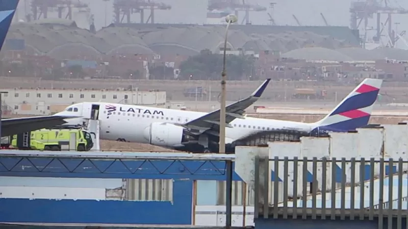 Mueren dos bomberos al chocar su vehículo contra un avión de Latam que despegaba del aeropuerto Jorge Chávez de Lima