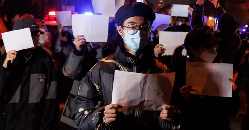 Barricadas y detenciones en China tras las inusuales protestas contra Xi Jinping y su gobierno por el manejo de la pandemia