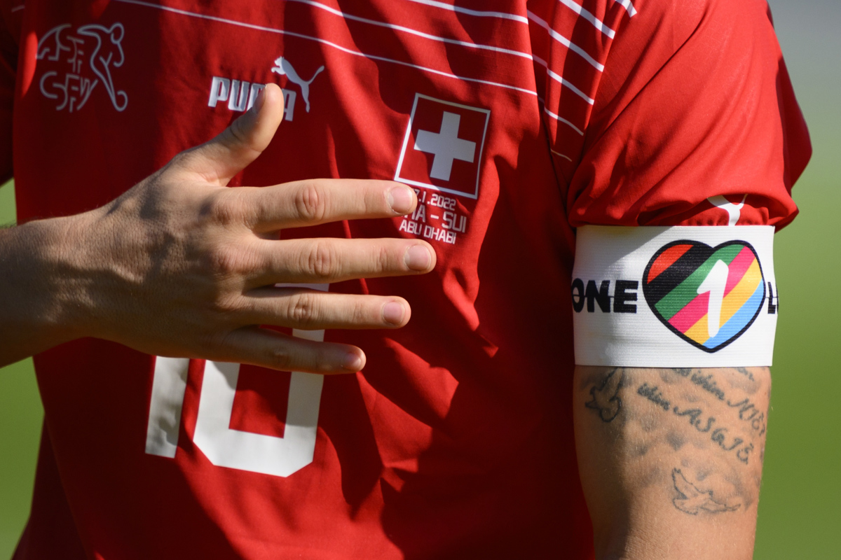 FIFA prohíbe a las selecciones usar brazaletes con la bandera de arcoiris durante Qatar 2022