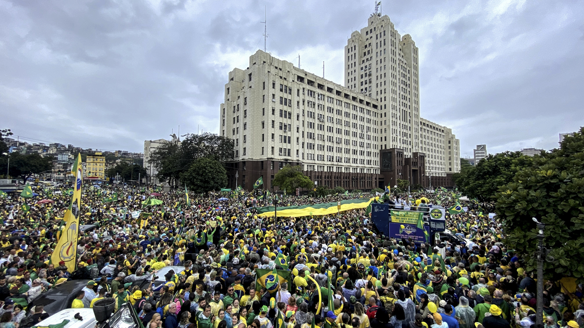 Seguidores de Bolsonaro marcha para exigir que los militares den un golpe de Estado a Lula