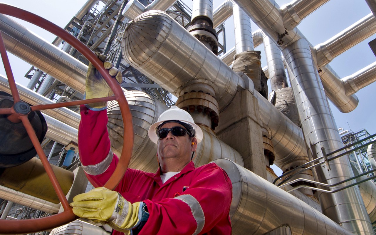 Dejar de exportar petróleo hacia EEUU sería un “golpe duro” para la economía, advierten exdiputados 
