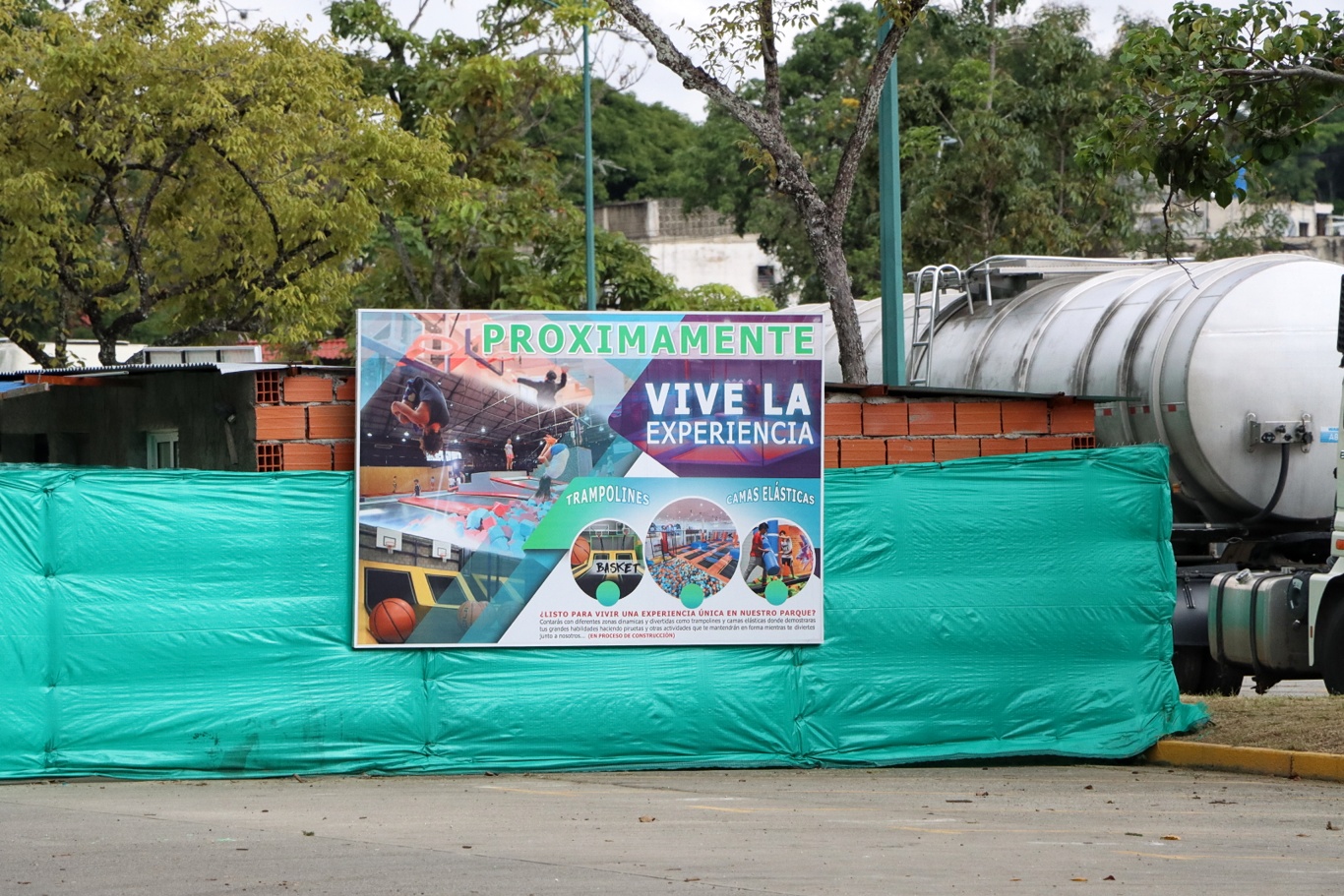Parque del este- construcción en el estacionamiento (Mairet Chourio)