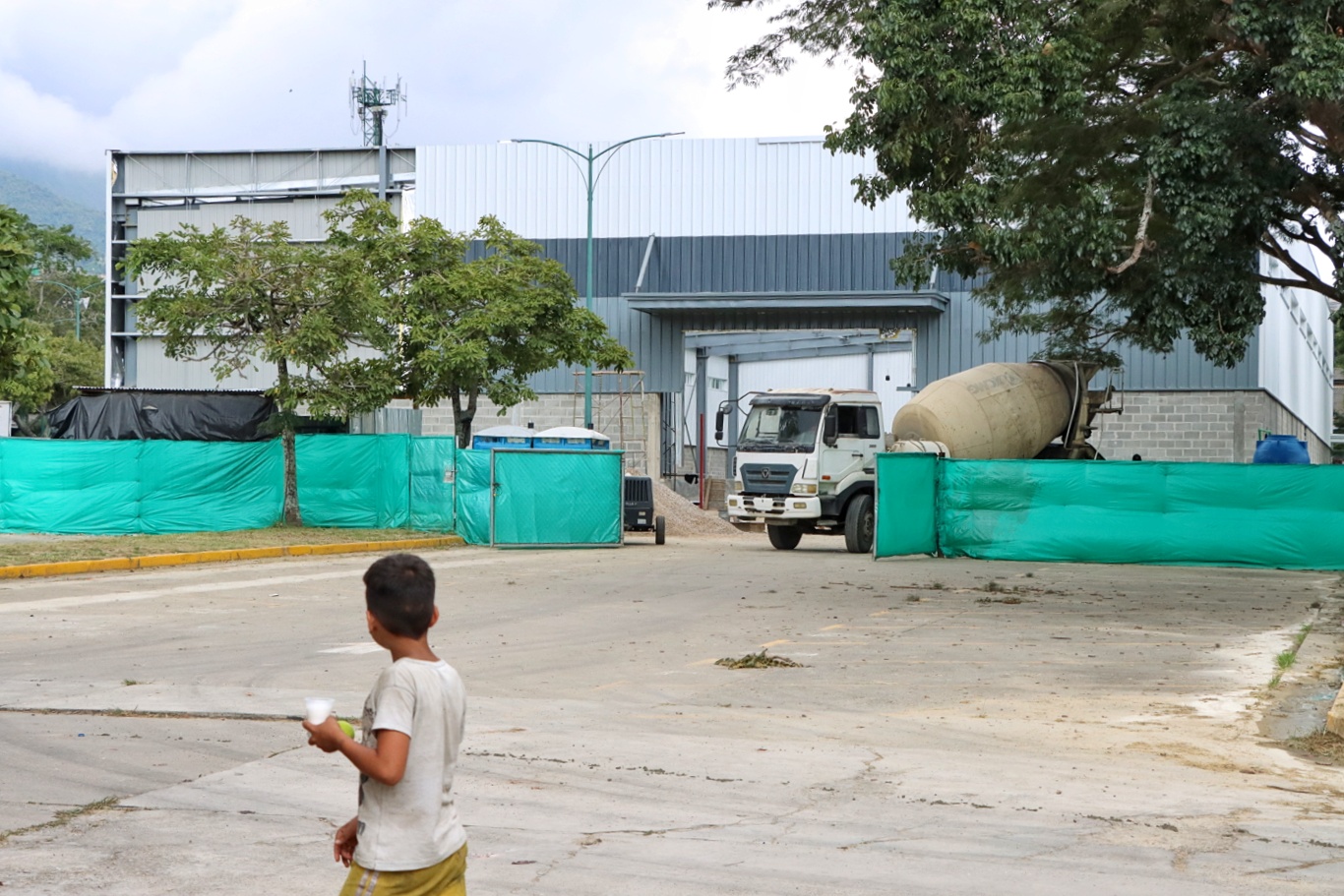 Parque del este- construcción en el estacionamiento (Mairet Chourio)