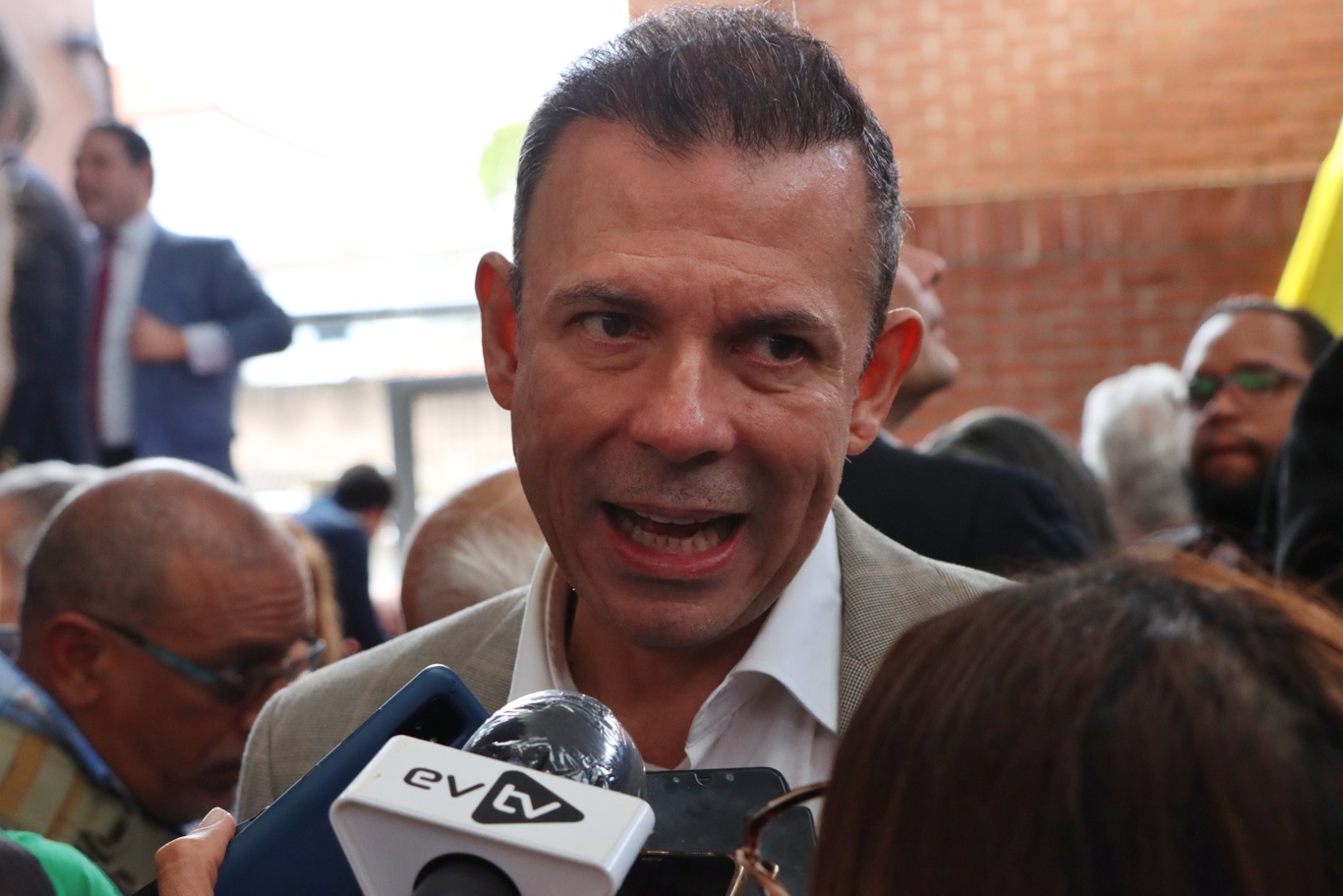 Roberto Enríquez formaliza su postulación ante la Comisión Nacional de Primaria