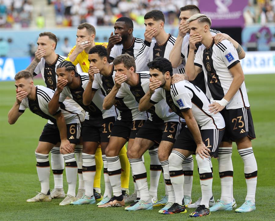 Alemania se tapa la boca en protesta contra la FIFA