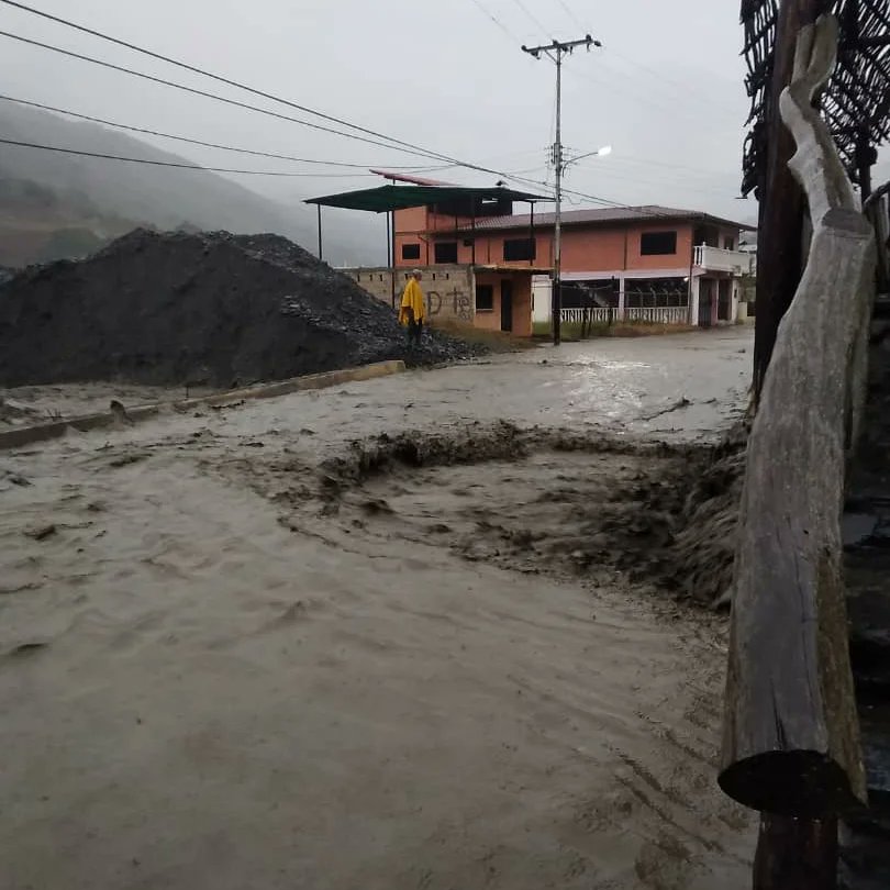 Se desborda quebrada en municipio Arzobispo Chacón de Mérida
