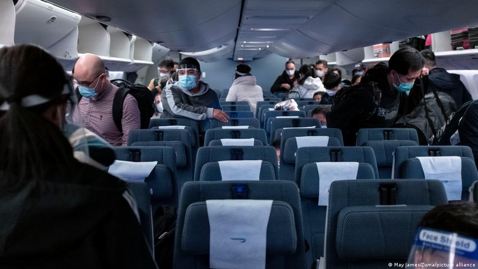 China relaja restricciones anticovid y recorta cuarentena para viajeros internacionales