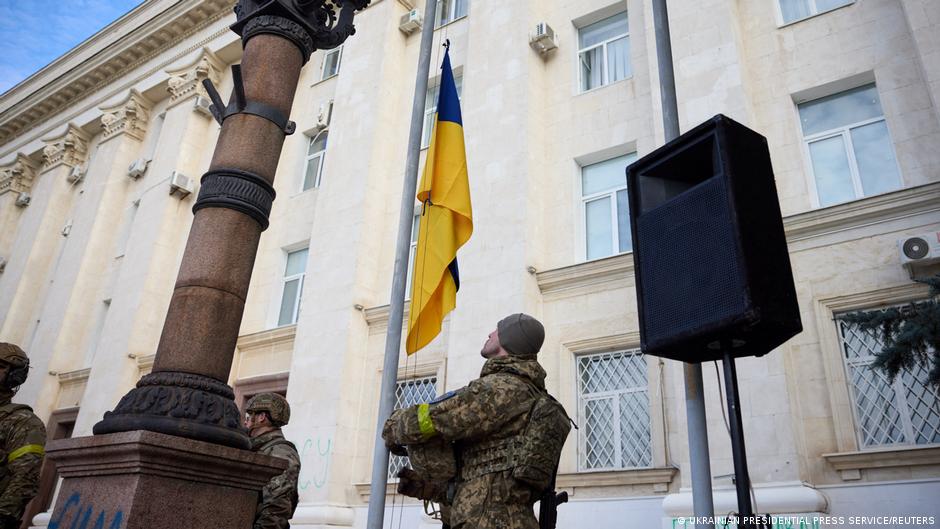 Zelenski iza la bandera ucraniana en la recién liberada Jersón
