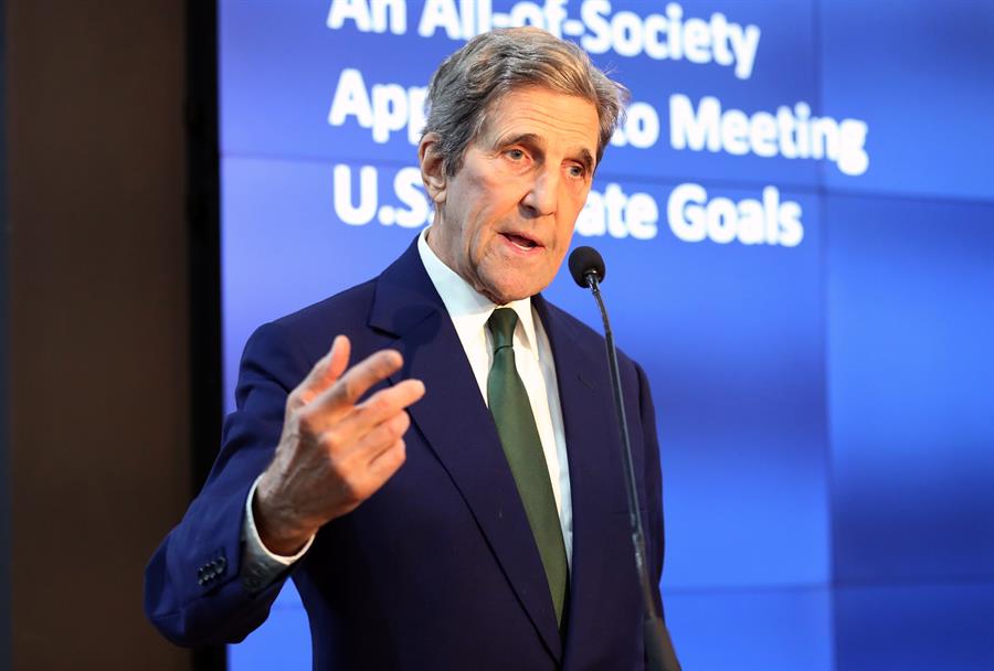 Departamento de Estado dice que saludo de Kerry con Maduro no estaba planificado