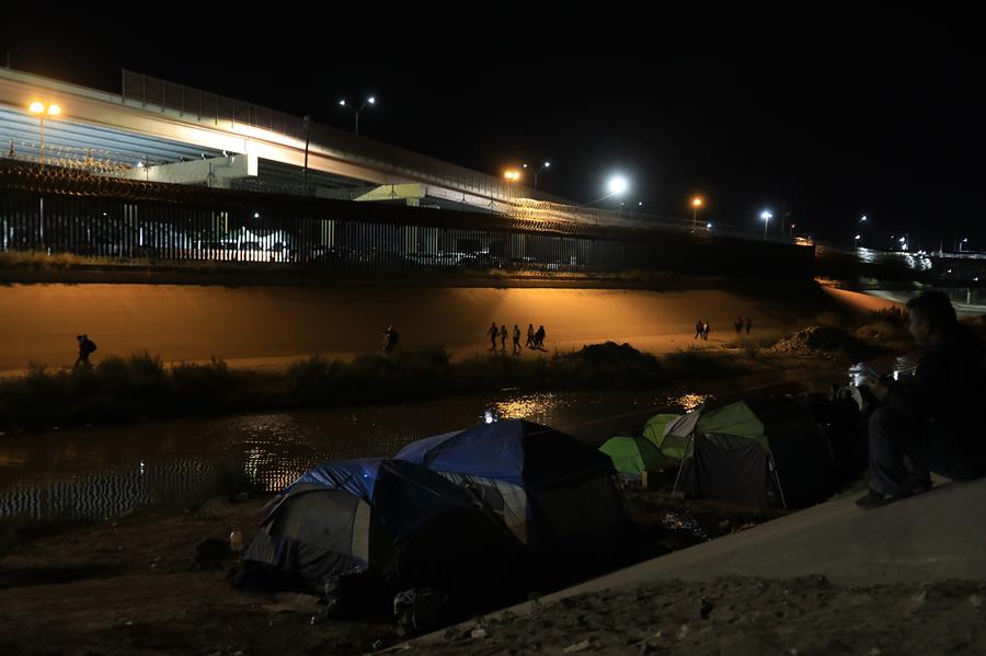 Más de 2.200 personas duermen en carpas a las orillas del río Bravo en Ciudad Juárez