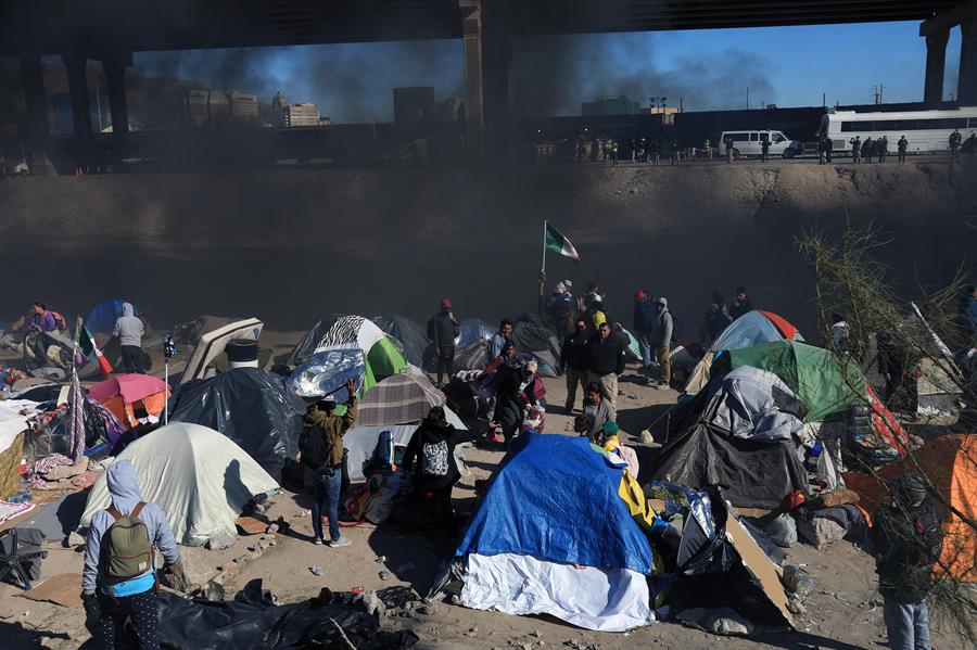 Migrantes venezolanos son desalojados por autoridades mexicanas en el Río Bravo