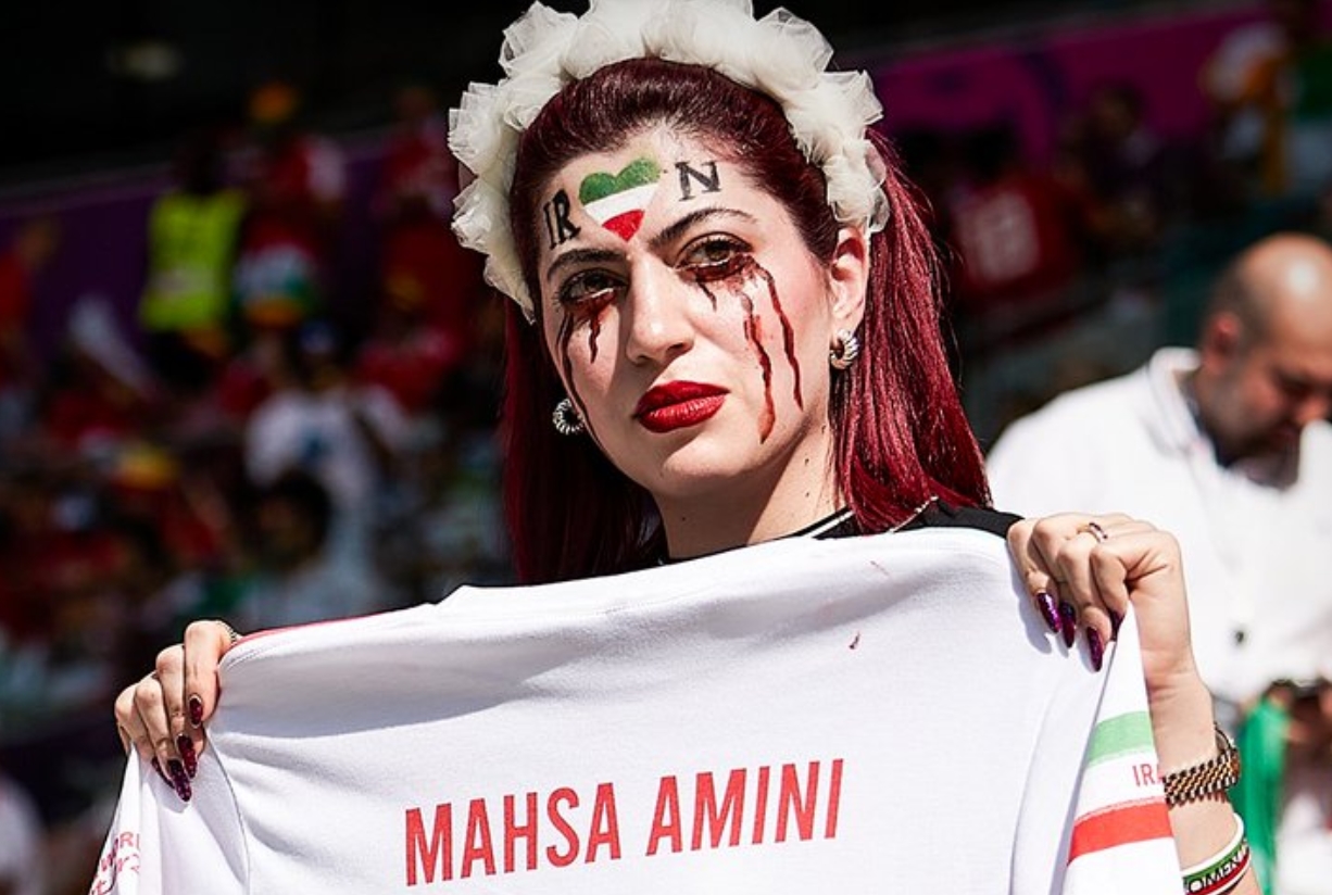 Desalojan de gradas de Qatar 2022 a fanáticos que protestaron contra régimen iraní