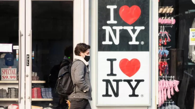 Migrantes en la Gran Manzana: por qué Nueva York está enfrentando "una crisis humanitaria sin precedentes"
