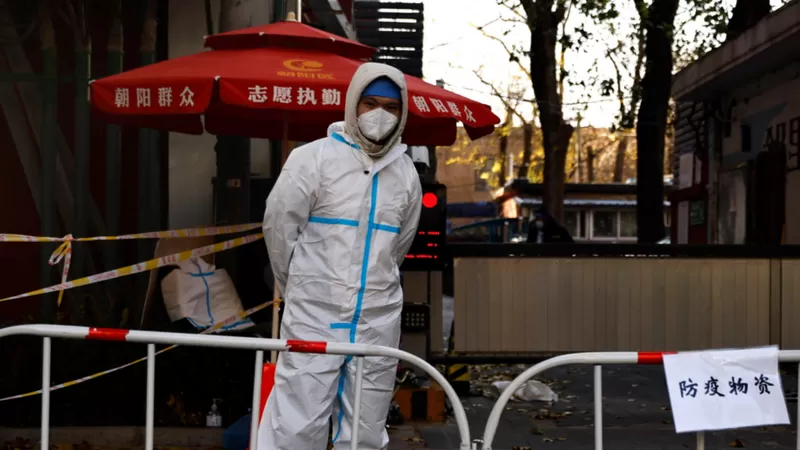 Cómo China se quedó atrapada en su política de covid cero y por qué las vacunas son su talón de Aquiles