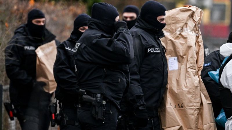 Arrestan en Alemania a 25 personas acusadas de planear un golpe de Estado con la participación de un noble, exmilitares y políticos