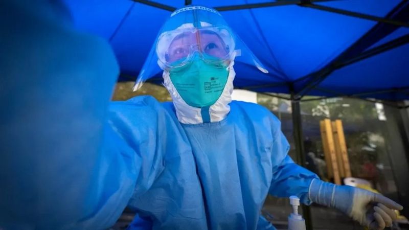 China da marcha atrás en sus políticas más estrictas contra el covid tras las protestas