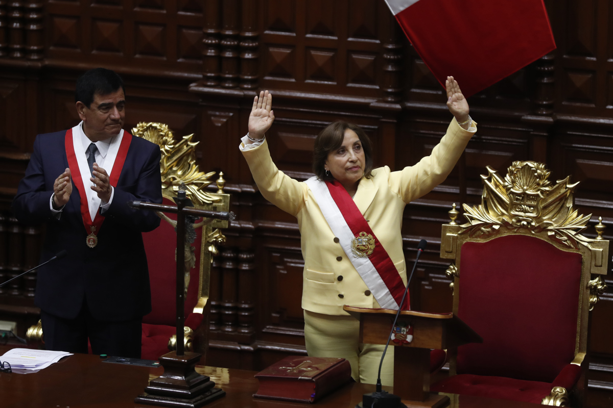 Congreso juramenta como presidenta de Perú a Dina Boluarte tras golpe de Estado en Perú