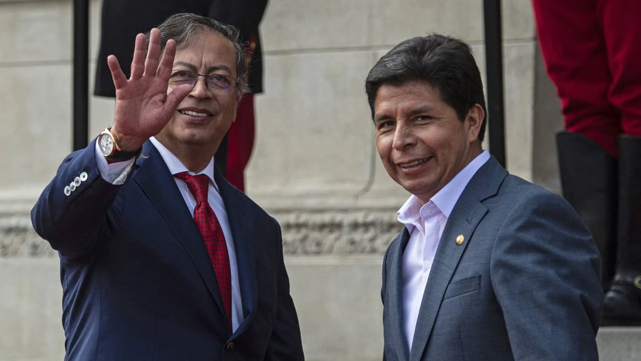 Petro cuestiona "golpe parlamentario" contra Castillo pero dice que el peruano se equivocó