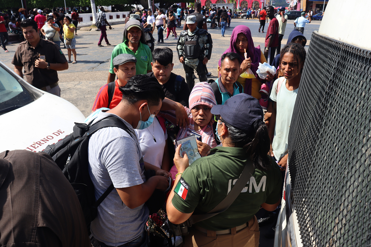 Migrantes se entregan para regularizarse en México ante más operativos