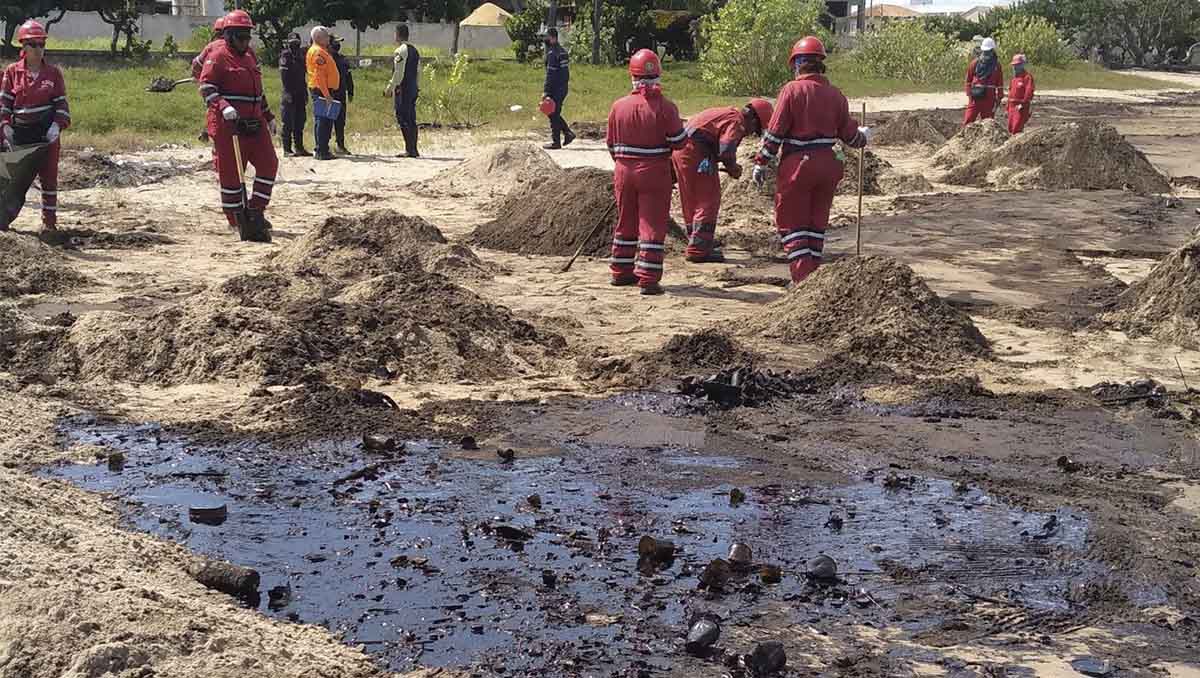 Inician recolección de hidrocarburo tras derrame de petróleo en playas de Lechería