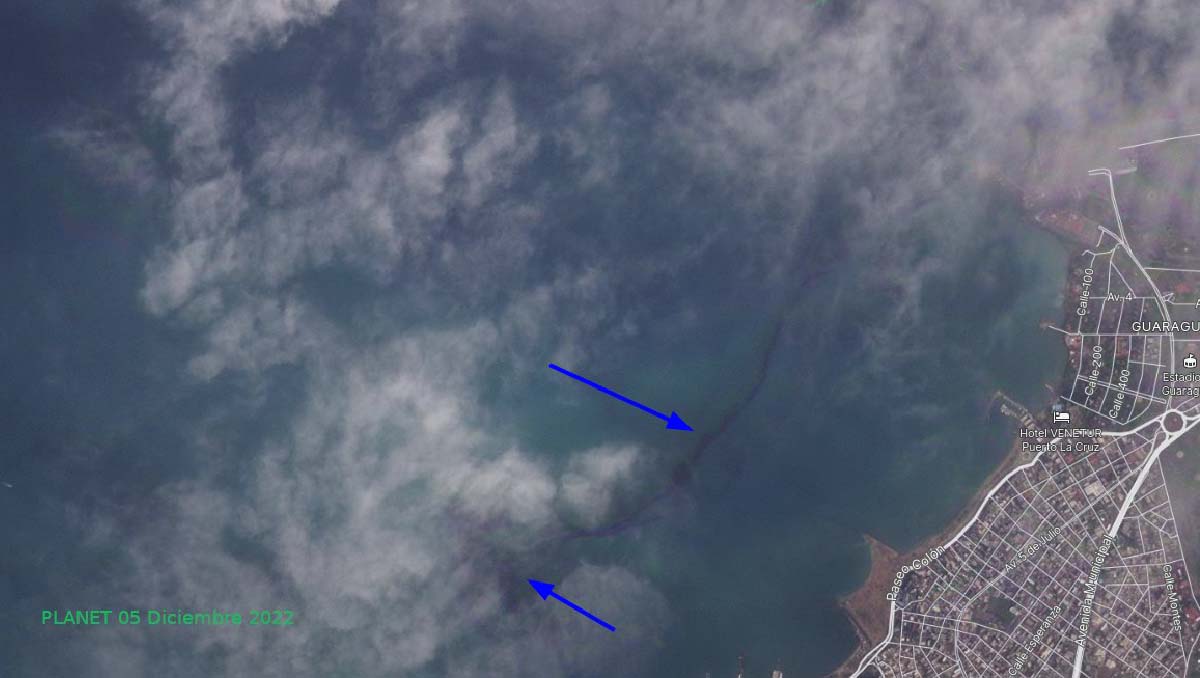 Playas de Anzoátegui seguirán cerradas por derrame petrolero en Puerto La Cruz