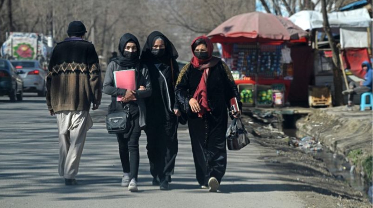 Los talibanes eliminan el acceso de las mujeres a las universidades