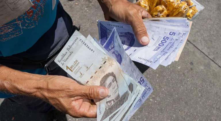 El bolívar mejora frente al dólar