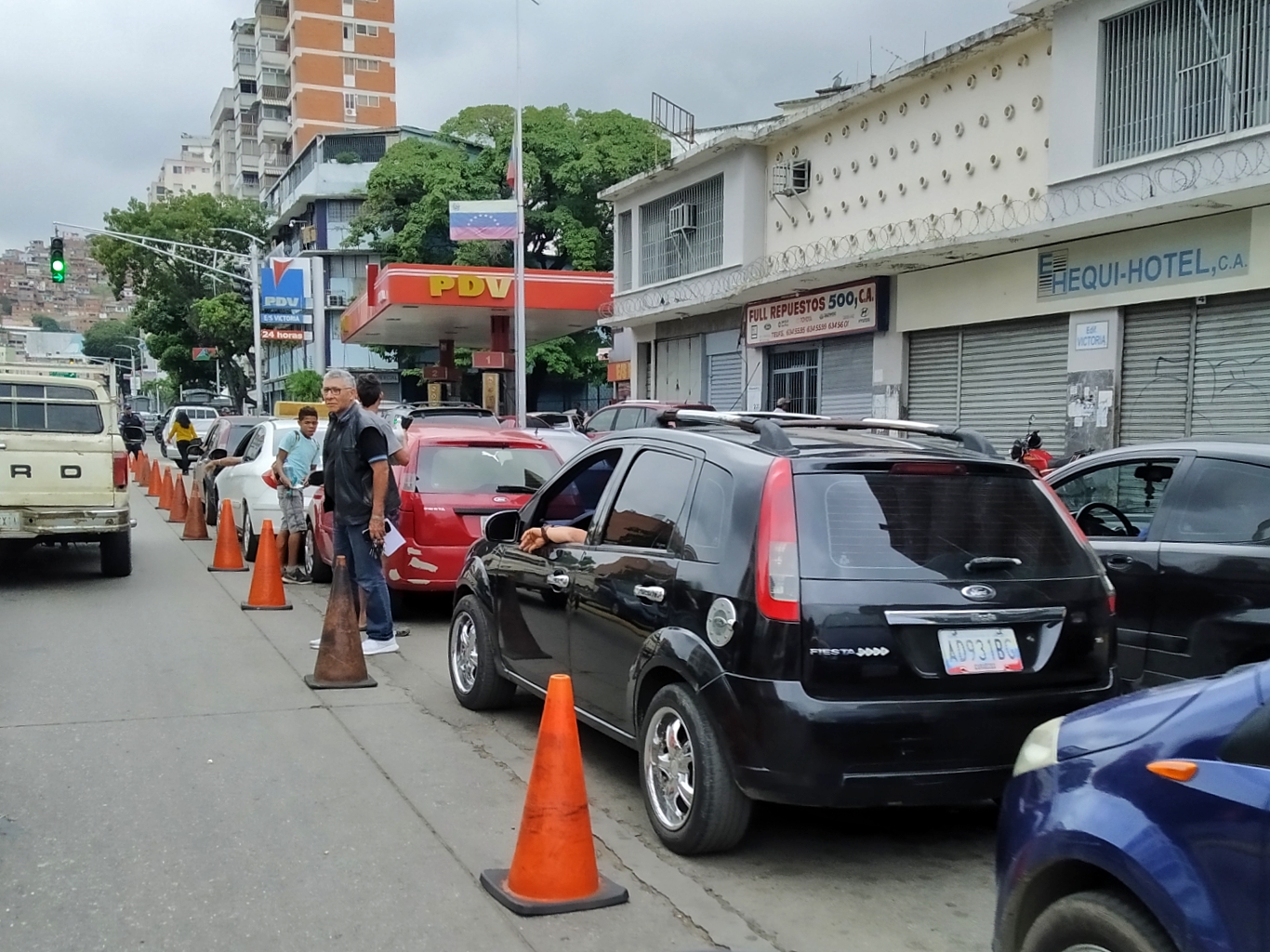 Colas en las bombas de gasolina- Av. Victoria (Mairet Chourio)