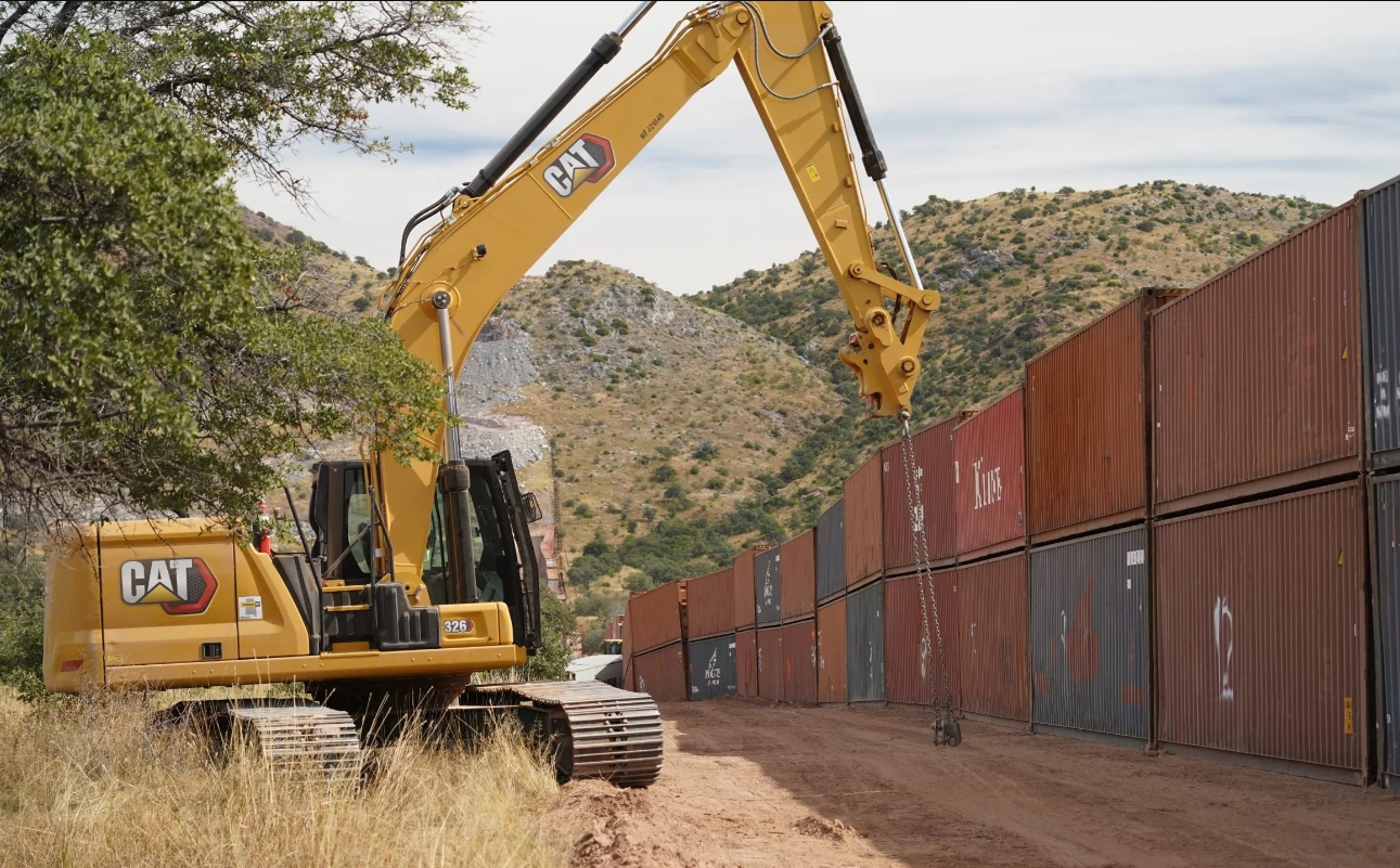 Comienza remoción de polémicos contenedores de la frontera de EEUU y México