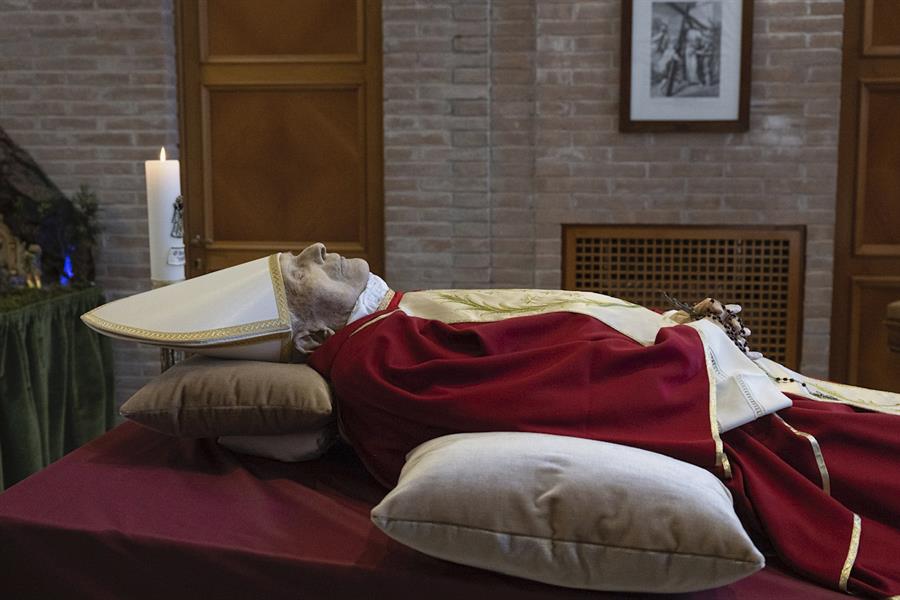 Primeras imágenes de la capilla ardiente de Benedicto XVI