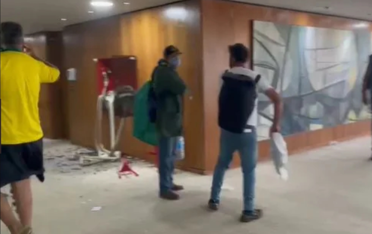 Simpatizantes de Bolsonaro invadieron el Congreso de Brasil y piden intervención militar