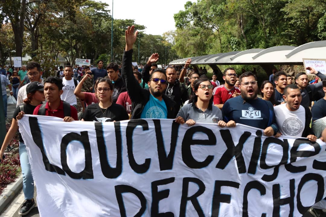 Docentes se concentran en las entradas de la UCV (Fotos)