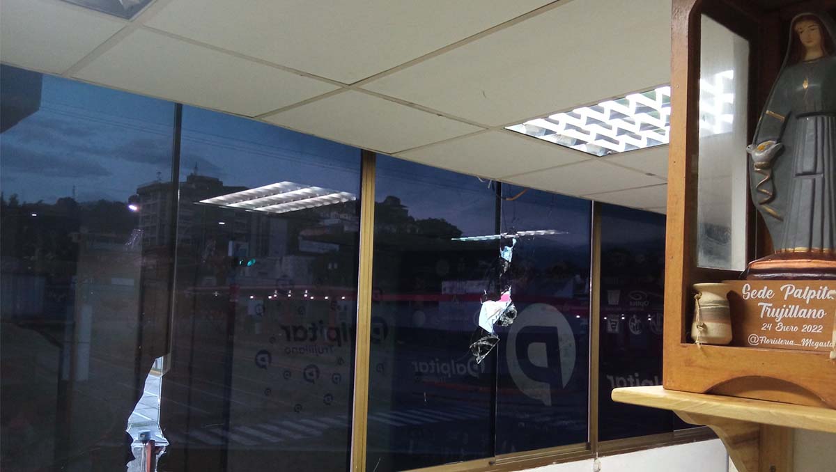 Atacan con piedras la sede de un medio digital en Trujillo