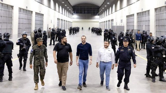 La megacárcel que Bukele inauguró en El Salvador, el país con la mayor tasa de población penitenciaria del mundo