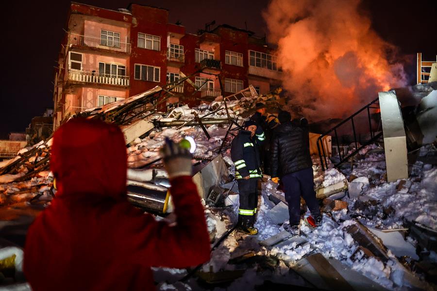 Los devastadores terremotos del lunes ocurridos en Medio Oriente  han elevado la cifra de muertos a más de 7.200, de los cuales 5.434 se han registrado solo en Turquía, donde también se contabilizan más de 31.000 heridos.