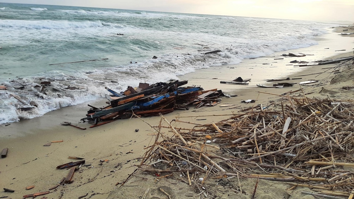 Elevan a 60 muertos y 80 supervivientes las víctimas por naufragio en Italia