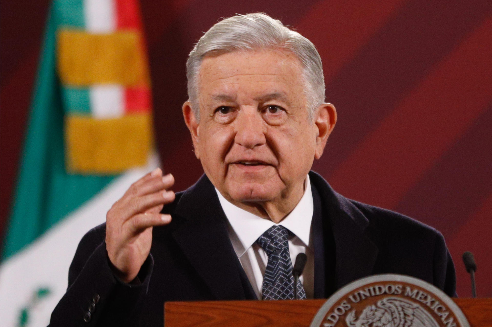 López Obrador defiende emplear exfuncionario chavista en Educación