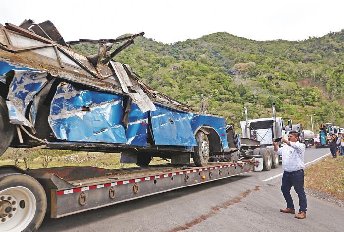 Más de 1.200 migrantes están varados en albergues de Panamá luego del accidente