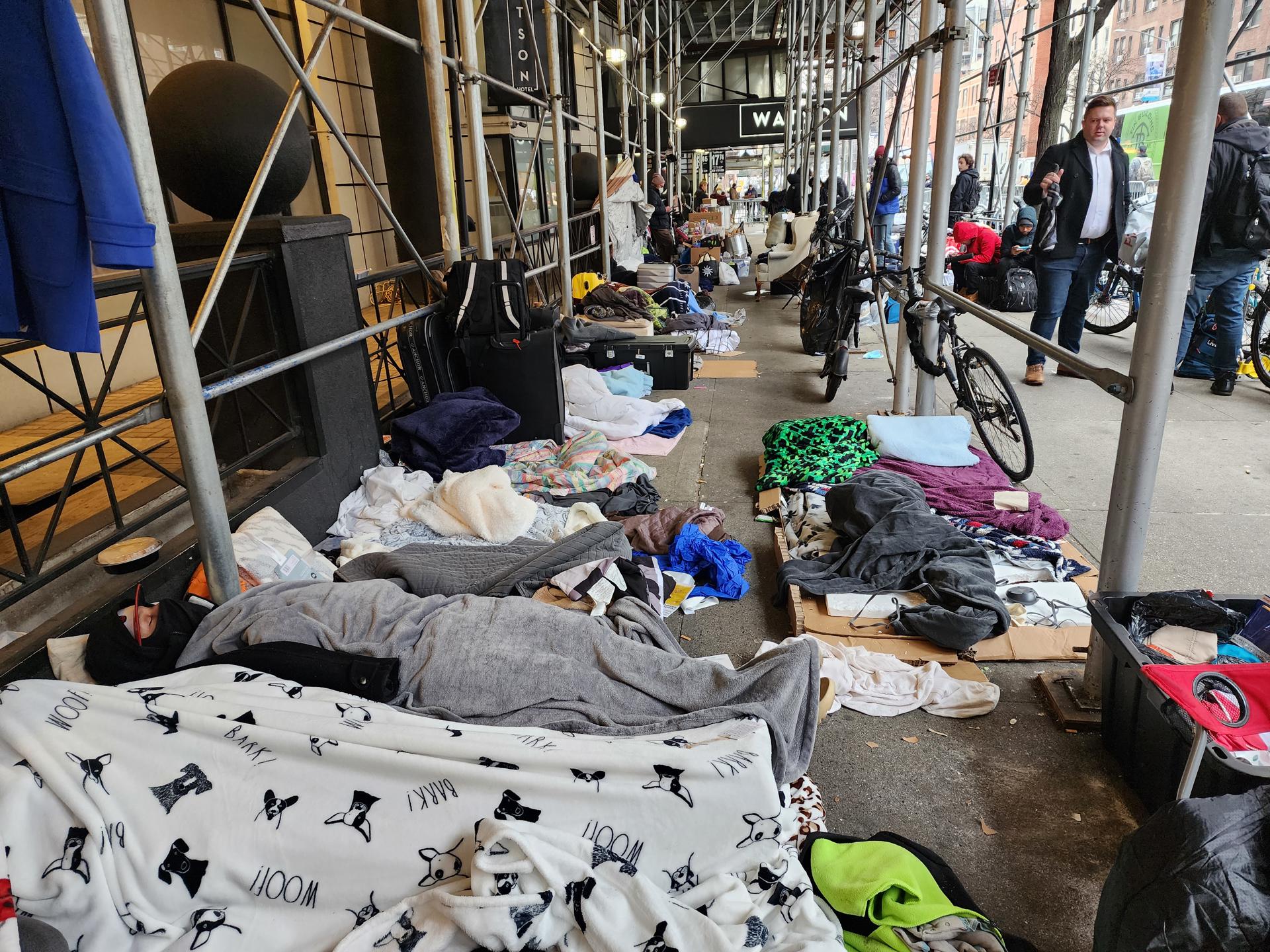 Nueva York intenta lograr un acuerdo con inmigrantes desalojados de hotel