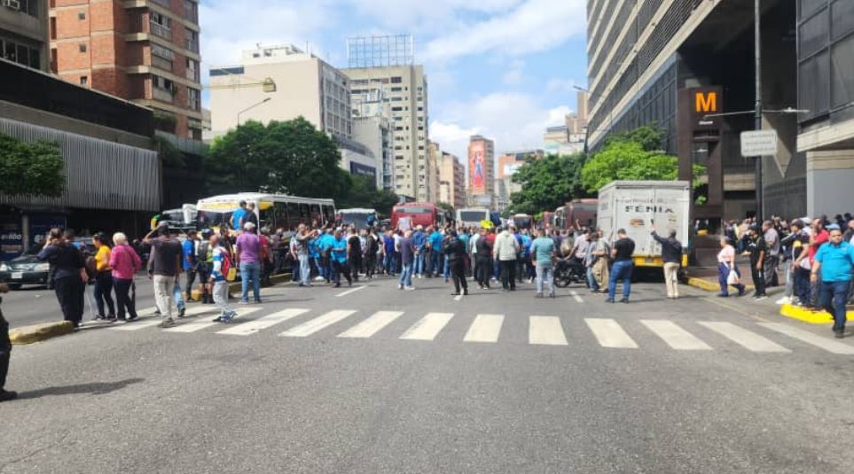 Trasportistas de Caracas protestan por aumento del pasaje y por gasolina subsidiada