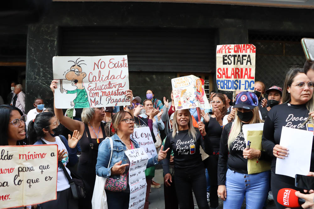 Docentes protestan frente a la Inspectoría del Trabajo. Foto: Mairet Chourio
