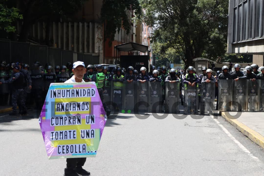 Trabajadores públicos protestan- (Mairet Chourio)