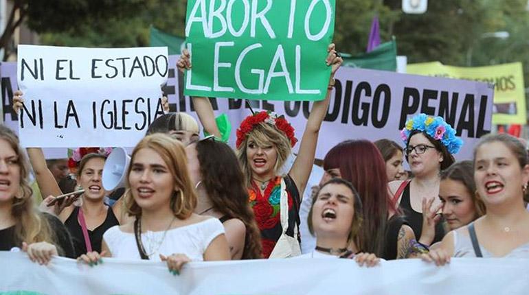España aprueba aborto legal y cambio de sexo