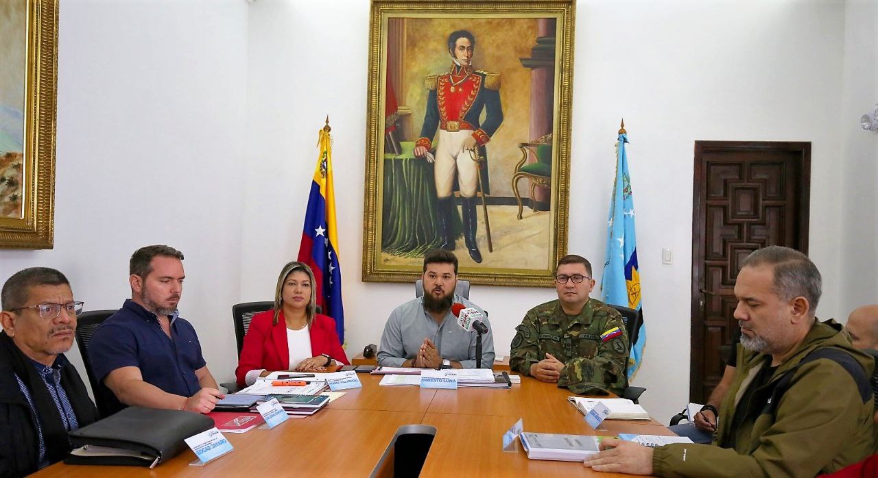 Gobernación prohíbe pernocta en estaciones de servicio y reconoce crisis del combustible