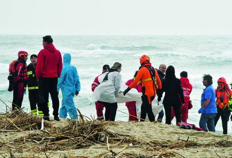 Continúa la búsqueda de migrantes tras el naufragio con 62 muertos en Italia