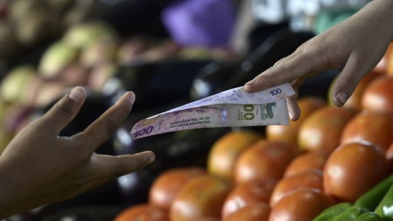 Cómo salió Argentina de la "hiperinflación" hace 30 años (y cuán factible sería recurrir a la misma solución hoy día)