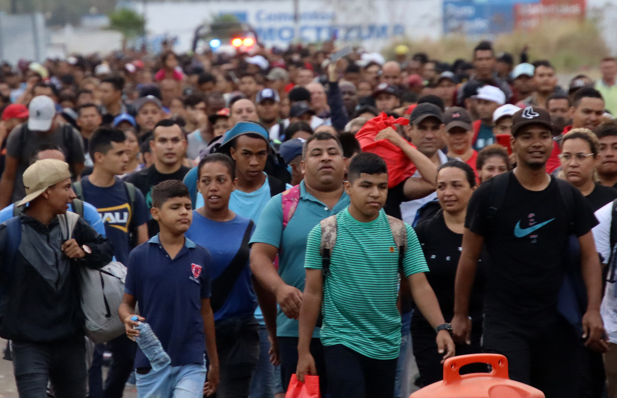 Caravana migrante sale del sureste mexicano por fallas de aplicación CBP One