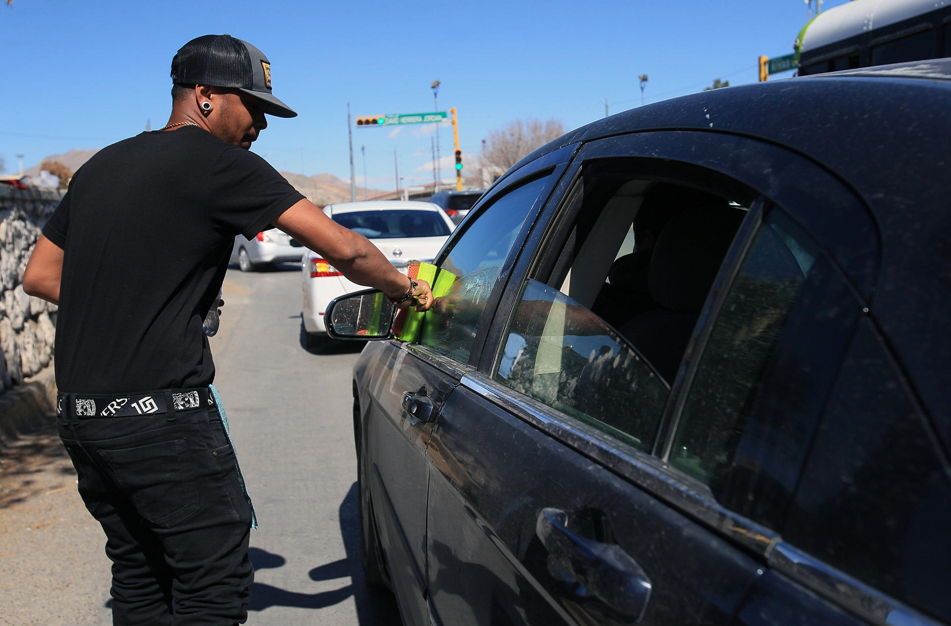 Migrantes denuncian extorsión de policías en la frontera de México
